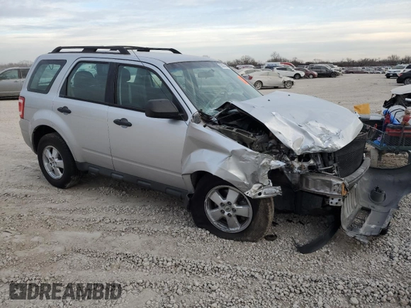 2012 Ford Escape XLS z VIN 1FMCU0C7XCKC17232, wystawiony jako Copart lot #85686464 z przebiegiem 123 632 mil mil oraz Szkoda całkowita • Salvage title. Historia ofert i sprzedaży dostępna na DreamBid. Obrazek 4.