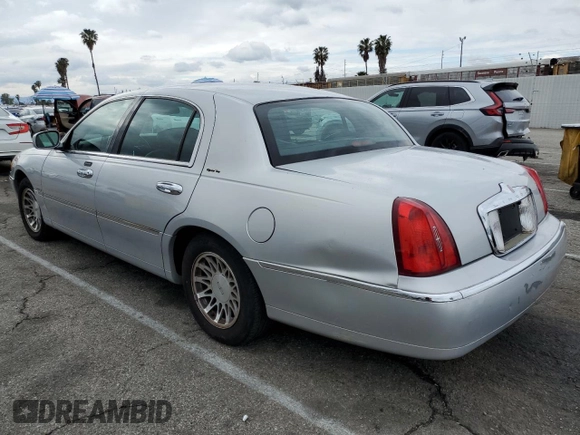 2002 Lincoln Town Car Signature z VIN 1LNHM82W52Y661319, wystawiony jako Copart lot #47887325 z przebiegiem 88 713 mil mil oraz Szkoda całkowita • Salvage title. Historia ofert i sprzedaży dostępna na DreamBid. Obrazek 2.