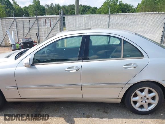 2003 Mercedes-Benz C 320 z VIN WDBRF64J73F341438, wystawiony jako IAAI lot #42371572 z przebiegiem 228 061 mil mil oraz . Historia ofert i sprzedaży dostępna na DreamBid. Obrazek 15.