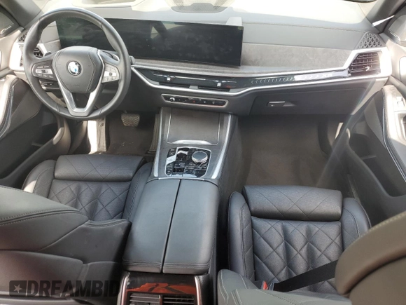 2024 BMW X5 xDrive40i z VIN 5UX23EU01R9T44676, wystawiony jako Copart lot #57216555 z przebiegiem Nie podano mil oraz Tytuł czysty. Historia ofert i sprzedaży dostępna na DreamBid. Obrazek 8.