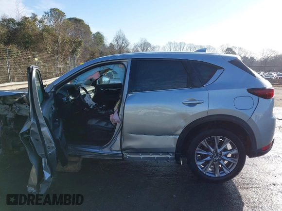 2020 Mazda CX-5 Grand Touring z VIN JM3KFADM0L0738337, wystawiony jako IAAI lot #41485078 z przebiegiem Nie podano mil oraz . Historia ofert i sprzedaży dostępna na DreamBid. Obrazek 13.