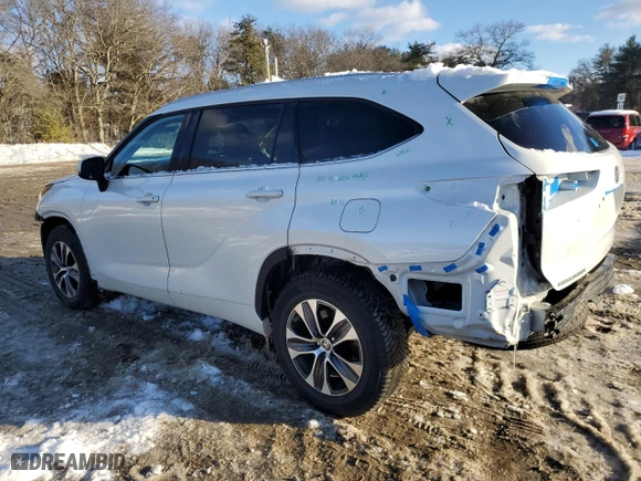 2022 Toyota Highlander XLE with VIN 5TDGZRBH1NS560710, listed as a Copart auction lot 45532235 with 57,781 mi miles and Salvage Title. Bid and sale history available at carsss.com. Image 2.