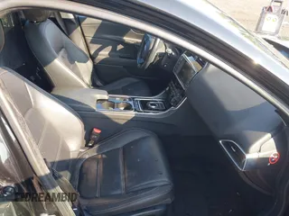 2017 Jaguar XE 35t Prestige z VIN SAJAK4BV6HA974264, wystawiony jako IAAI lot #42474124 z przebiegiem 92 037 mil mil oraz . Historia ofert i sprzedaży dostępna na DreamBid. Obrazek 5.