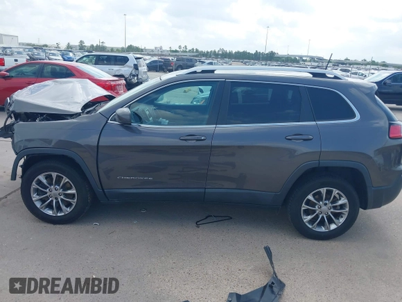 2019 Jeep Cherokee Latitude Plus z VIN 1C4PJLLB2KD333239, wystawiony jako IAAI lot #42144451 z przebiegiem 64 828 mil mil oraz . Historia ofert i sprzedaży dostępna na DreamBid. Obrazek 14.