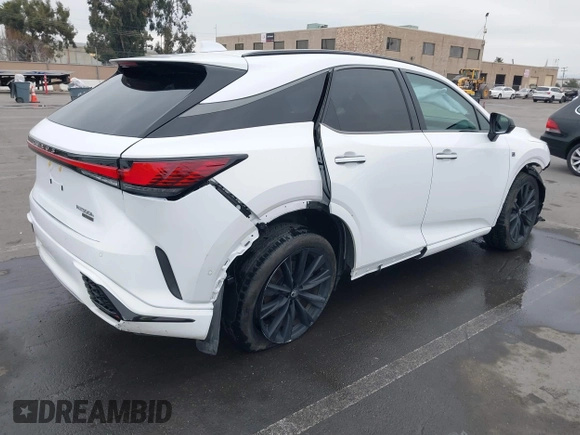 2024 Lexus RX 500h F Sport Performance z VIN 2T2BCMEA4RC016032, wystawiony jako IAAI lot #41464306 z przebiegiem 13 338 mil mil oraz . Historia ofert i sprzedaży dostępna na DreamBid. Obrazek 4.