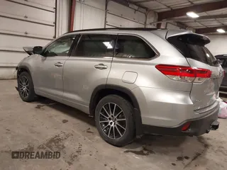 2018 Toyota Highlander SE z VIN 5TDJZRFH7JS551309, wystawiony jako IAAI lot #41801990 z przebiegiem 132 970 mil mil oraz . Historia ofert i sprzedaży dostępna na DreamBid. Obrazek 3.