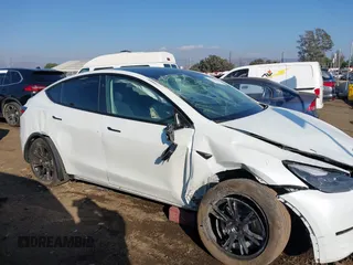 2024 Tesla Model Y Long Range with VIN 7SAYGDEE0RF209847, listed as a IAAI auction lot 41447620 with 7,646 mi miles and . Bid and sale history available at DreamBid. Image 13.