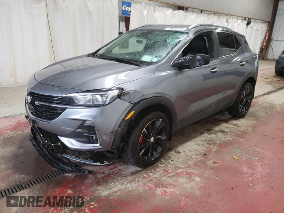 2020 Buick Encore GX Select z VIN KL4MMESL1LB115557, wystawiony jako Copart lot #46785365 z przebiegiem 66 419 mil mil oraz Czysty tytuł • Clean title. Historia ofert i sprzedaży dostępna na DreamBid. Obrazek 1.