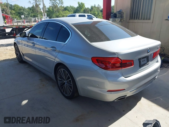 2019 BMW 5 Series 540i z VIN WBAJE5C56KWE66414, wystawiony jako IAAI lot #42200421 z przebiegiem 30 938 mil mil oraz . Historia ofert i sprzedaży dostępna na DreamBid. Obrazek 3.