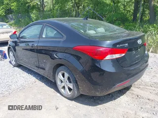 2013 Hyundai Elantra GS z VIN KMHDH6AE5DU003123, wystawiony jako IAAI lot #42426644 z przebiegiem 134 582 mil mil oraz . Historia ofert i sprzedaży dostępna na DreamBid. Obrazek 3.