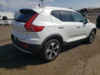 2025 Volvo XC40 Plus Bright Theme z VIN YV4L12UE6S2547385, wystawiony jako Copart lot #54303065 z przebiegiem 3158 mil mil oraz Szkody całkowita. Historia ofert i sprzedaży dostępna na DreamBid. Obrazek 3.