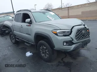 2023 Toyota Tacoma SR z VIN 3TMCZ5AN1PM602567, wystawiony jako IAAI lot #41717720 z przebiegiem 32 472 mil mil oraz . Historia ofert i sprzedaży dostępna na DreamBid. Obrazek 1.