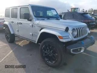 2024 Jeep Wrangler Sahara z VIN 1C4RJXP68RW232864, wystawiony jako IAAI lot #41910615 z przebiegiem 3 390 mil mil oraz . Historia ofert i sprzedaży dostępna na DreamBid. Obrazek 1.