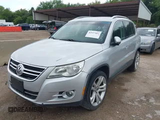 2011 Volkswagen Tiguan SEL с VIN WVGBV7AX9BW558990, выставлен на аукционе IAAI как лот 42657661 с пробегом Не указан миль и . История ставок и продаж доступна на DreamBid. Изображение 6.