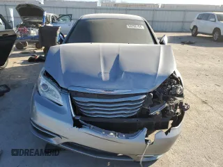 2014 Chrysler 200 Limited z VIN 1C3CCBCG3EN176547, wystawiony jako Copart lot #84256164 z przebiegiem 116 432 mil mil oraz Szkody całkowita. Historia ofert i sprzedaży dostępna na DreamBid. Obrazek 5.
