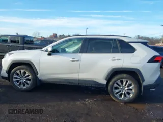 2021 Toyota RAV4 XLE Premium z VIN 2T3A1RFV2MW217009, wystawiony jako IAAI lot #41526066 z przebiegiem 36 619 mil mil oraz . Historia ofert i sprzedaży dostępna na DreamBid. Obrazek 14.