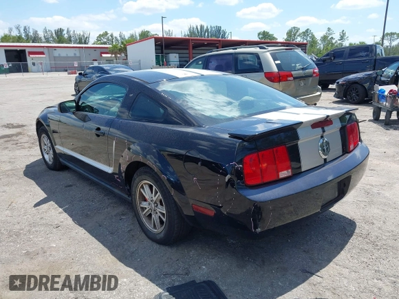 2007 Ford Mustang Deluxe z VIN 1ZVFT80N675242314, wystawiony jako IAAI lot #42318323 z przebiegiem 171 017 mil mil oraz . Historia ofert i sprzedaży dostępna na DreamBid. Obrazek 13.