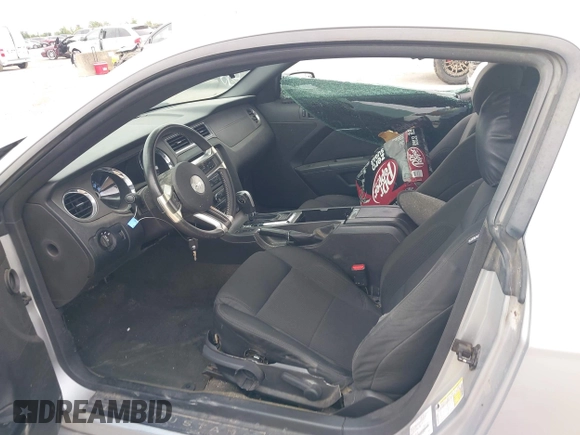 2014 Ford Mustang V6 z VIN 1ZVBP8AM3E5228599, wystawiony jako IAAI lot #42656325 z przebiegiem 185 188 mil mil oraz . Historia ofert i sprzedaży dostępna na DreamBid. Obrazek 5.