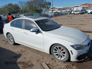 2016 BMW 3 Series 320i xDrive z VIN WBA8E5G51GNU21867, wystawiony jako IAAI lot #40593300 z przebiegiem 99 044 mil mil oraz . Historia ofert i sprzedaży dostępna na DreamBid. Obrazek 1.