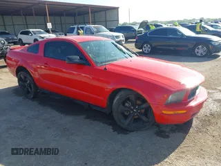 2007 Ford Mustang Deluxe z VIN 1ZVFT80N875370716, wystawiony jako IAAI lot #42006779 z przebiegiem 149 895 mil mil oraz . Historia ofert i sprzedaży dostępna na DreamBid. Obrazek 1.