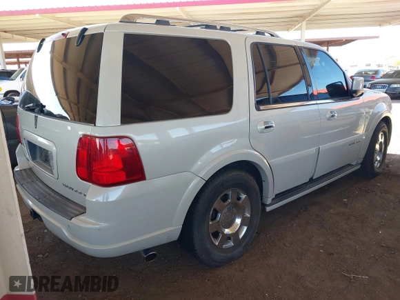 2005 Lincoln Navigator Luxury with VIN 5LMFU28545LJ08551, listed as a IAAI auction lot 42049401 with 160,932 mi miles. Bid and sale history available at carsss.com. Image 4.