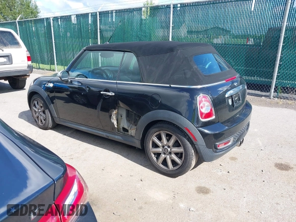 2012 MINI Convertible S z VIN WMWZP3C56CT250533, wystawiony jako IAAI lot #41506301 z przebiegiem 89 854 mil mil oraz . Historia ofert i sprzedaży dostępna na DreamBid. Obrazek 3.