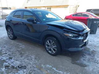 2023 Mazda CX-30 S Preferred z VIN 3MVDMBCM4PM543809, wystawiony jako IAAI lot #41249179 z przebiegiem 25 590 mil mil oraz . Historia ofert i sprzedaży dostępna na DreamBid. Obrazek 1.