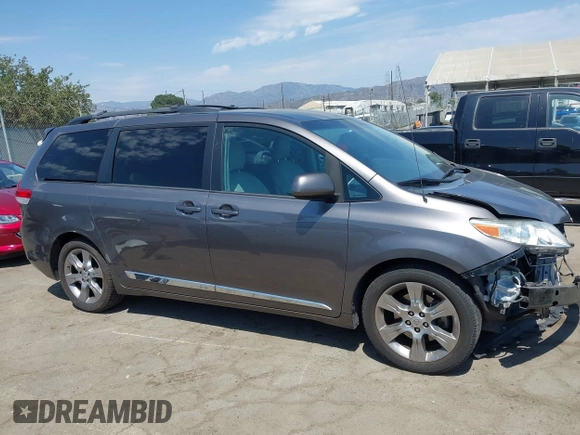 2013 Toyota Sienna LE AAS z VIN 5TDKK3DCXDS328201, wystawiony jako IAAI lot #42773579 z przebiegiem 106 890 mil mil oraz . Historia ofert i sprzedaży dostępna na DreamBid. Obrazek 14.