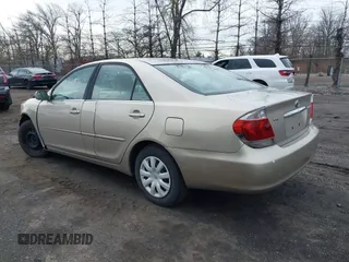2006 Toyota Camry STD z VIN 4T1BE30KX6U645197, wystawiony jako IAAI lot #41830285 z przebiegiem 215 098 mil mil oraz . Historia ofert i sprzedaży dostępna na DreamBid. Obrazek 3.