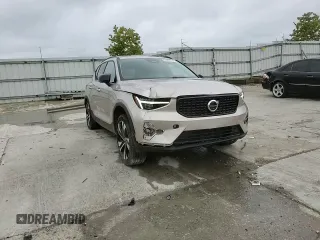 2024 Volvo XC40 Ultimate Dark Theme z VIN YV4L12UM1R2281761, wystawiony jako Copart lot #65295704 z przebiegiem 6 113 mil mil oraz Szkoda całkowita • Salvage title. Historia ofert i sprzedaży dostępna na DreamBid. Obrazek 11.