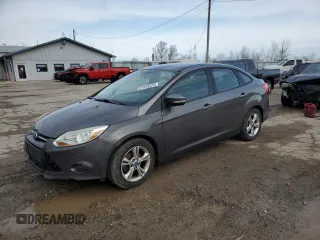 2013 Ford Focus SE z VIN 1FADP3F24DL239763, wystawiony jako Copart lot #51545575 z przebiegiem 105 651 mil mil oraz Szkody całkowita. Historia ofert i sprzedaży dostępna na DreamBid. Obrazek 1.