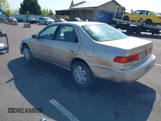 2000 Toyota Camry CE z VIN JT2BG22K2Y0440255, wystawiony jako IAAI lot #42088080 z przebiegiem 353 102 mil mil oraz . Historia ofert i sprzedaży dostępna na DreamBid. Obrazek 3.