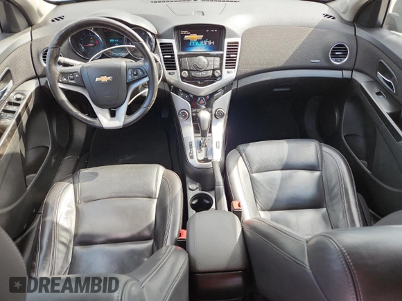 2014 Chevrolet Cruze 2LT z VIN 1G1PE5SB5E7120878, wystawiony jako Copart lot #58624755 z przebiegiem 121 644 mil mil oraz Szkoda całkowita • Salvage title. Historia ofert i sprzedaży dostępna na DreamBid. Obrazek 8.