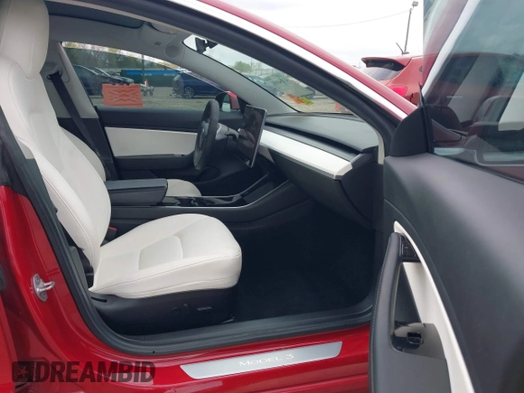 2019 Tesla Model 3 Mid Range z VIN 5YJ3E1EA7KF445040, wystawiony jako IAAI lot #41954956 z przebiegiem 68 004 mil mil oraz . Historia ofert i sprzedaży dostępna na DreamBid. Obrazek 5.