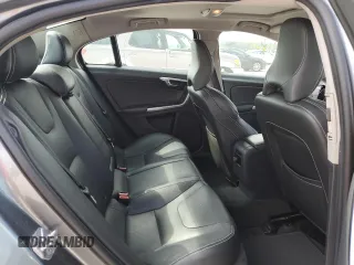 2018 Volvo S60 Dynamic z VIN YV126MFL4J2452338, wystawiony jako Copart lot #72517124 z przebiegiem 70 668 mil mil oraz Czysty tytuł • Clean title. Historia ofert i sprzedaży dostępna na DreamBid. Obrazek 10.