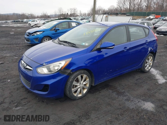 2013 Hyundai Accent SE z VIN KMHCU5AE2DU061871, wystawiony jako IAAI lot #41572034 z przebiegiem 147 924 mil mil oraz . Historia ofert i sprzedaży dostępna na DreamBid. Obrazek 2.
