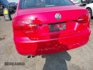 2014 Volkswagen Jetta SE z VIN 3VWD17AJ4EM284216, wystawiony jako IAAI lot #42803481 z przebiegiem 159 177 mil mil oraz . Historia ofert i sprzedaży dostępna na DreamBid. Obrazek 6.