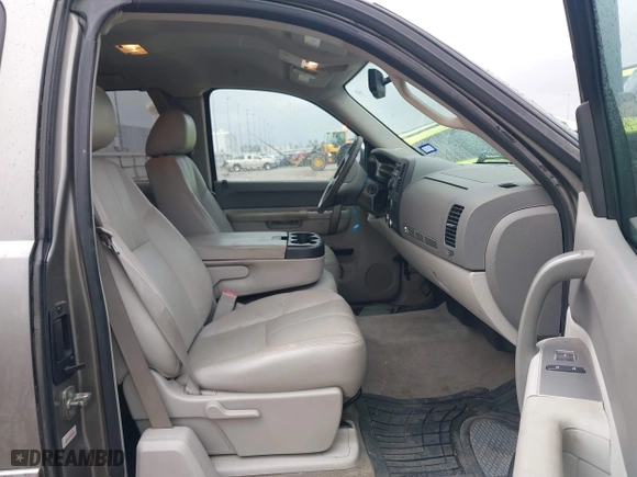 2013 Chevrolet Silverado 1500 LT with VIN 1GCRCSE08DZ119936, listed as a IAAI auction lot 41464530 with 215,080 mi miles. Bid and sale history available at carsss.com. Image 5.