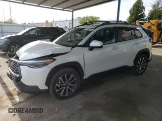 2023 Toyota Corolla Cross XLE z VIN 7MUDAAAG0PV067145, wystawiony jako Copart lot #55104505 z przebiegiem 15 185 mil mil oraz Szkoda całkowita • Salvage title. Historia ofert i sprzedaży dostępna na DreamBid. Obrazek 1.