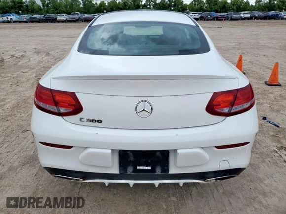 2018 Mercedes-Benz C 300 z VIN WDDWJ4JB8JF680569, wystawiony jako Copart lot #61075975 z przebiegiem 131 578 mil mil oraz Czysty tytuł • Clean title. Historia ofert i sprzedaży dostępna na DreamBid. Obrazek 6.