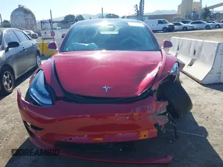 2018 Tesla Model 3 Long Range Battery z VIN 5YJ3E1EA4JF022284, wystawiony jako IAAI lot #41422203 z przebiegiem 71 521 mil mil oraz . Historia ofert i sprzedaży dostępna na DreamBid. Obrazek 11.