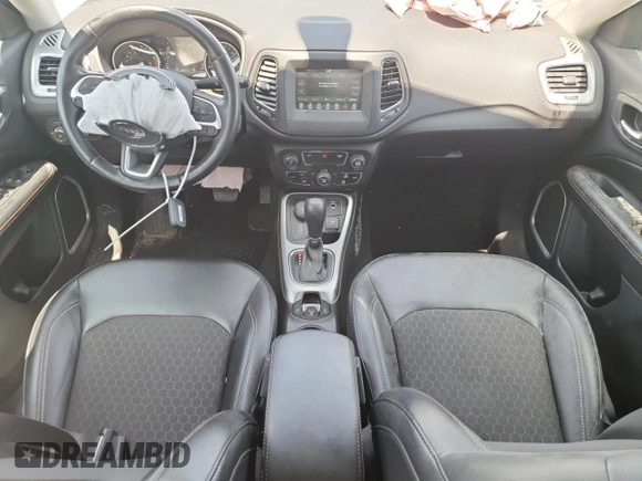 2020 Jeep Compass Latitude z VIN 3C4NJDBB6LT117095, wystawiony jako Copart lot #54346655 z przebiegiem 26 047 mil mil oraz Szkoda całkowita • Salvage title. Historia ofert i sprzedaży dostępna na DreamBid. Obrazek 8.