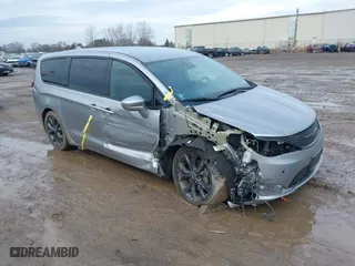 2020 Chrysler Pacifica Touring with VIN 2C4RC1FG0LR145431, listed as a IAAI auction lot 41191871 with 69,846 mi miles. Bid and sale history available at carsss.com. Image 1.