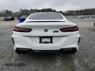 2020 BMW M8 z VIN WBSAE0C09LCD76941, wystawiony jako Copart lot #43378505 z przebiegiem 67 146 mil mil oraz Czysty tytuł • Clean title. Historia ofert i sprzedaży dostępna na DreamBid. Obrazek 6.