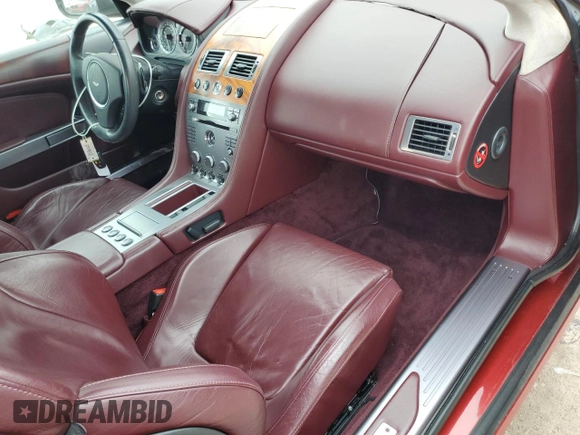 2005 Aston Martin DB9 z VIN SCFAD01A15GA00012, wystawiony jako Copart lot #65919164 z przebiegiem Nie podano mil oraz Szkody całkowita. Historia ofert i sprzedaży dostępna na DreamBid. Obrazek 8.