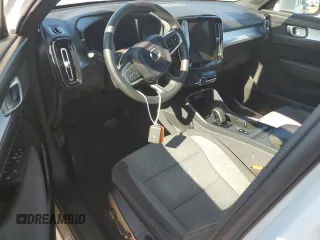 2025 Volvo XC40 Core Bright Theme z VIN YV4L12UJ3S2450867, wystawiony jako Copart lot #82123154 z przebiegiem Nie podano mil oraz Nie do naprawy • Non repairable. Historia ofert i sprzedaży dostępna na DreamBid. Obrazek 8.
