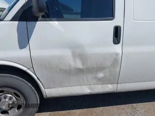 2021 Chevrolet Express Cargo z VIN 1GCWGAFP0M1180922, wystawiony jako IAAI lot #42341487 z przebiegiem 231 225 mil mil oraz . Historia ofert i sprzedaży dostępna na DreamBid. Obrazek 6.