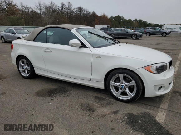 2013 BMW 1 Series 128i z VIN WBAUL7C56DVM83718, wystawiony jako Copart lot #52957614 z przebiegiem 73 621 mil mil oraz Czysty tytuł • Clean title. Historia ofert i sprzedaży dostępna na DreamBid. Obrazek 4.