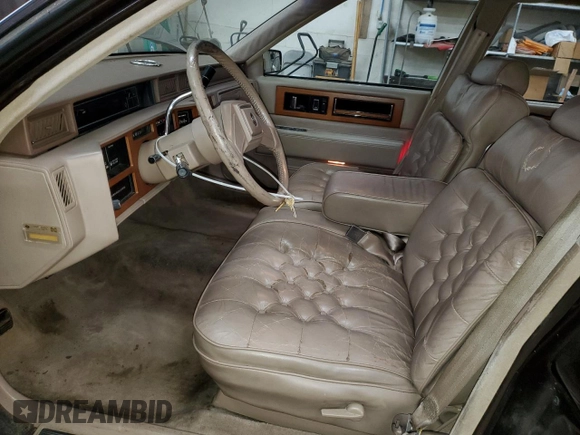 1988 Cadillac Fleetwood z VIN 1G6CB5152J4260475, wystawiony jako Copart lot #81801344 z przebiegiem 132 804 mil mil oraz Czysty tytuł • Clean title. Historia ofert i sprzedaży dostępna na DreamBid. Obrazek 7.