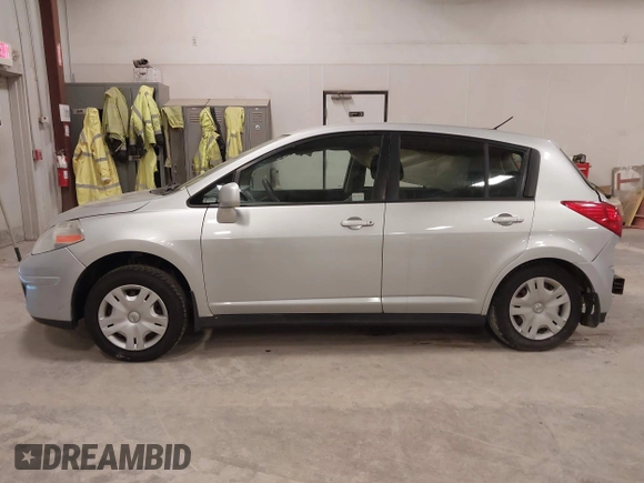 2010 Nissan Versa S z VIN 3N1BC1CP9AL363631, wystawiony jako IAAI lot #41987554 z przebiegiem 133 921 mil mil oraz . Historia ofert i sprzedaży dostępna na DreamBid. Obrazek 14.